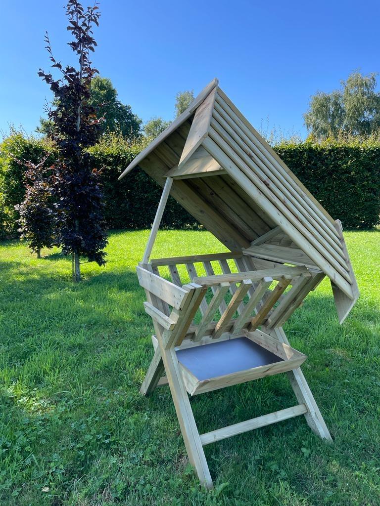 Landelijke houten hooiruif met voerbak