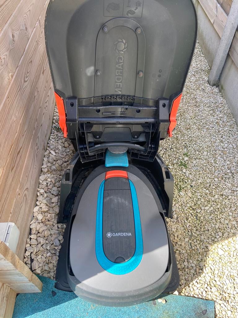 Tondeuse à gazon robotisée Gardena avec garage, Jardin & Terrasse, Enlèvement ou Envoi, Comme neuf, GARDENA, Avec capteur de pluie