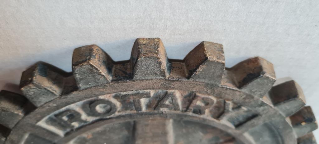 Pignon « Rotary International » vintage en fonte dorée, Enlèvement ou Envoi, Utilisé, Panneau publicitaire