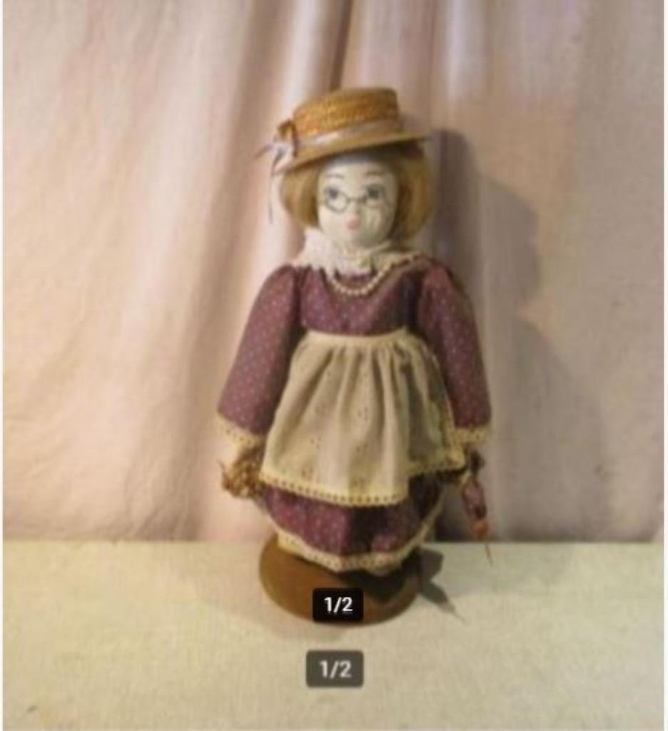 Mooie Retro Pop 'Oma' op houten Standaard - 44cm, Ophalen of Verzenden, Zo goed als nieuw, Pop