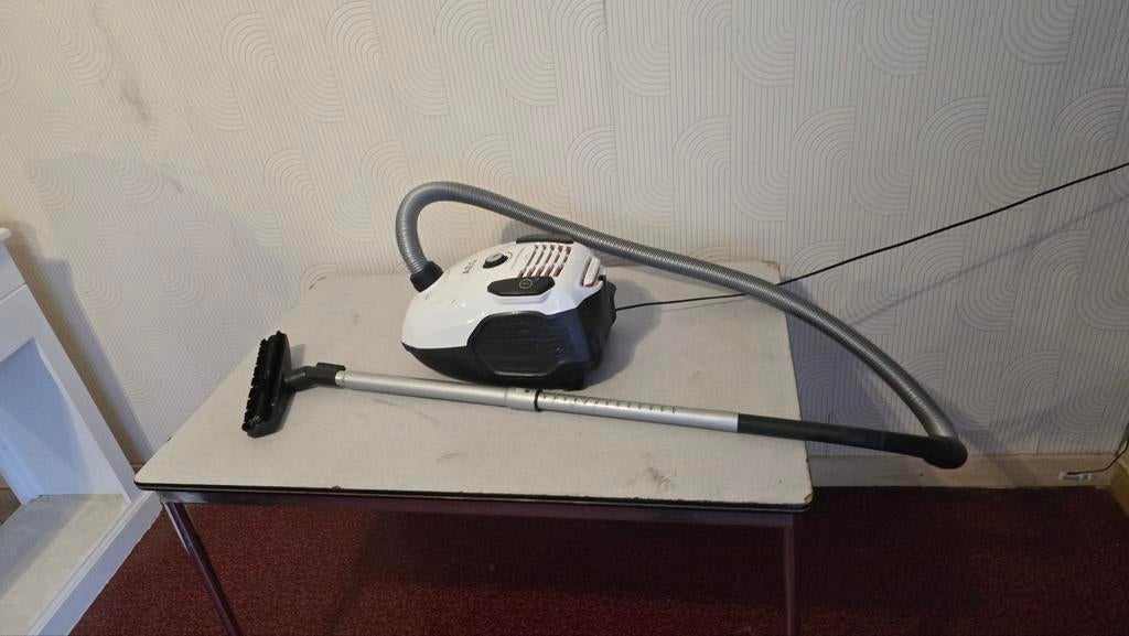 aspirateur AEG APF6111
Aspirateur traîneau filaire, avec sac, Electroménager, Enlèvement ou Envoi