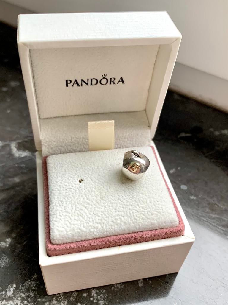 Charm Pandora pomme avec ver de terre en or, Handtassen en Accessoires, Goud, Pandora