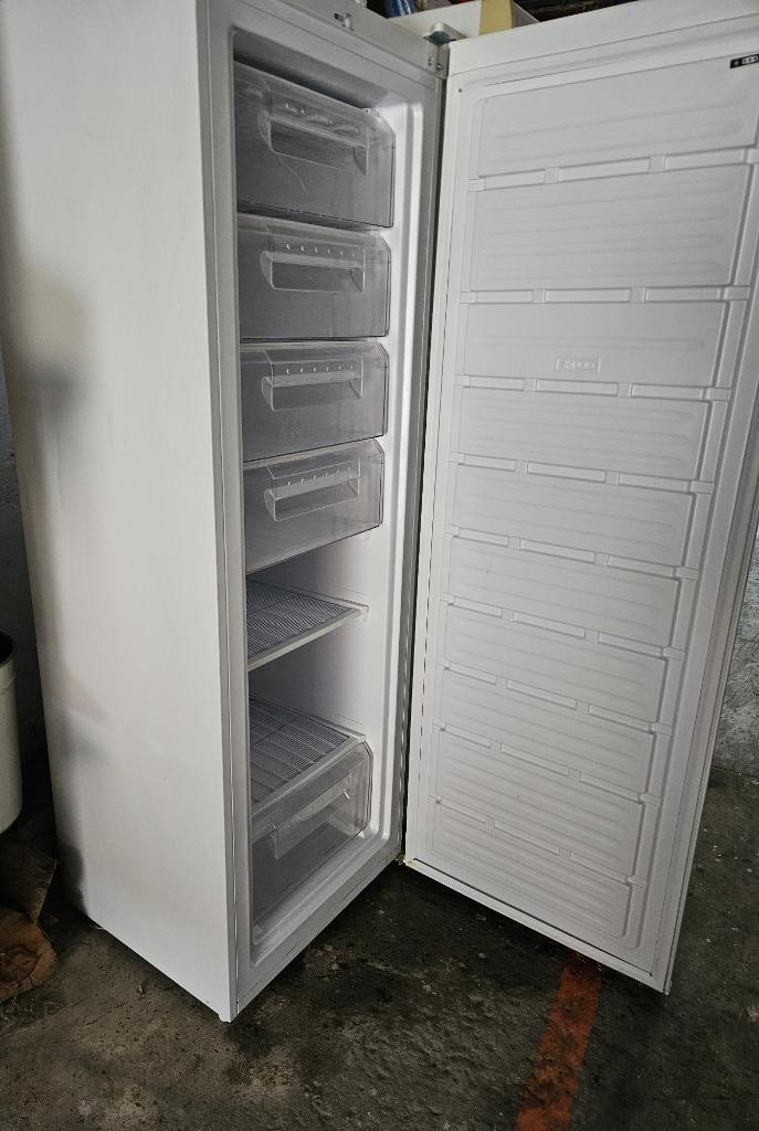 Congélateur armoire verticale Valberg 240L, Electroménager, Congélateurs, Utilisé, À Poser, Congélateur, Congélateur, 160 cm ou plus