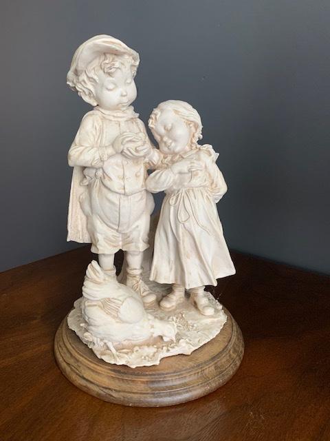 Jongen en meisje met kip. Gesigneerd, Enlèvement, Comme neuf, Animal