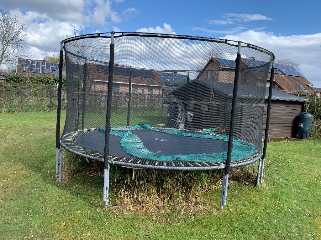 Grote trampoline, Enlèvement, Utilisé