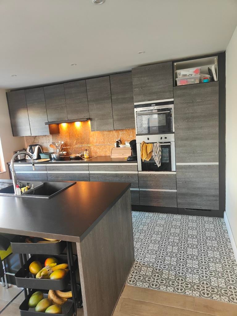 Cuisine en bon état avec îlot central, Enlèvement, Avec îlot