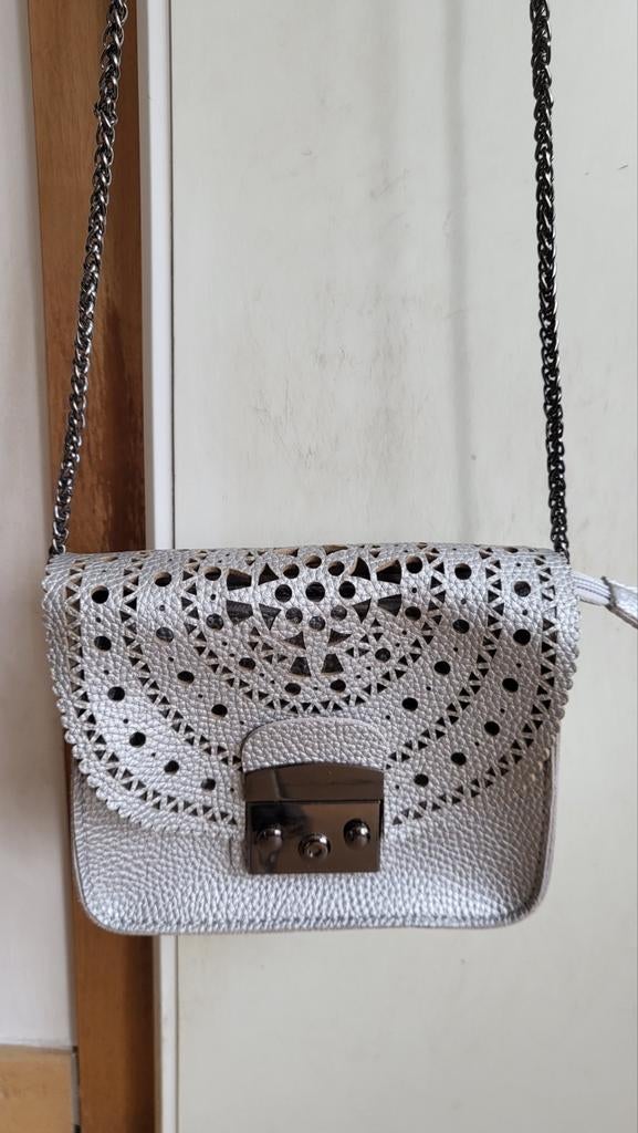 Sac à main argenté, Enlèvement, Argent