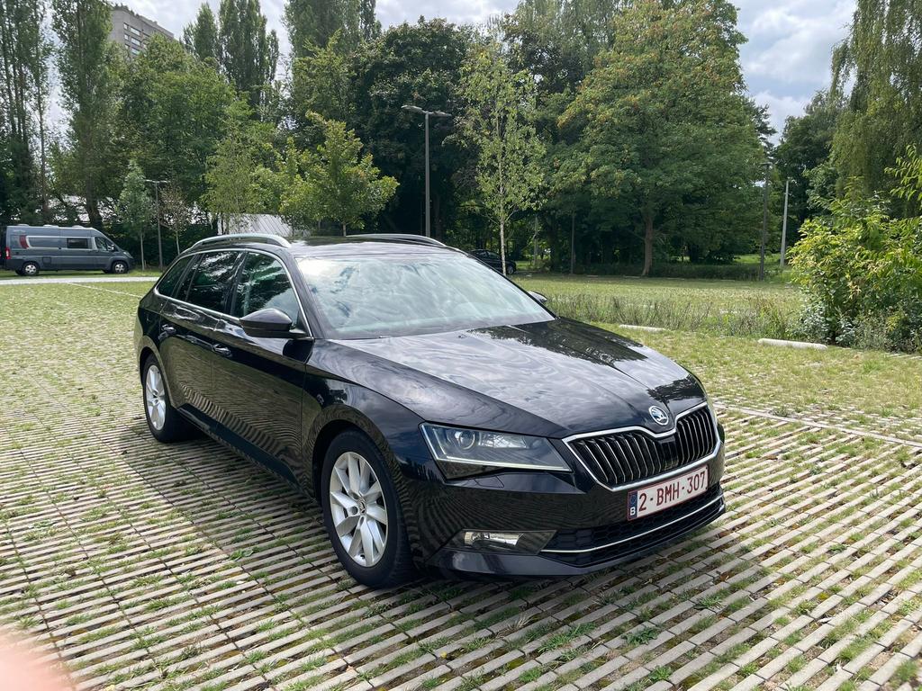 Skoda Superb 1.6 TDI Style Beaucoup d'options Bon état, Autos, Skoda, Achat, Euro 6, Boîte manuelle, Alcantara
