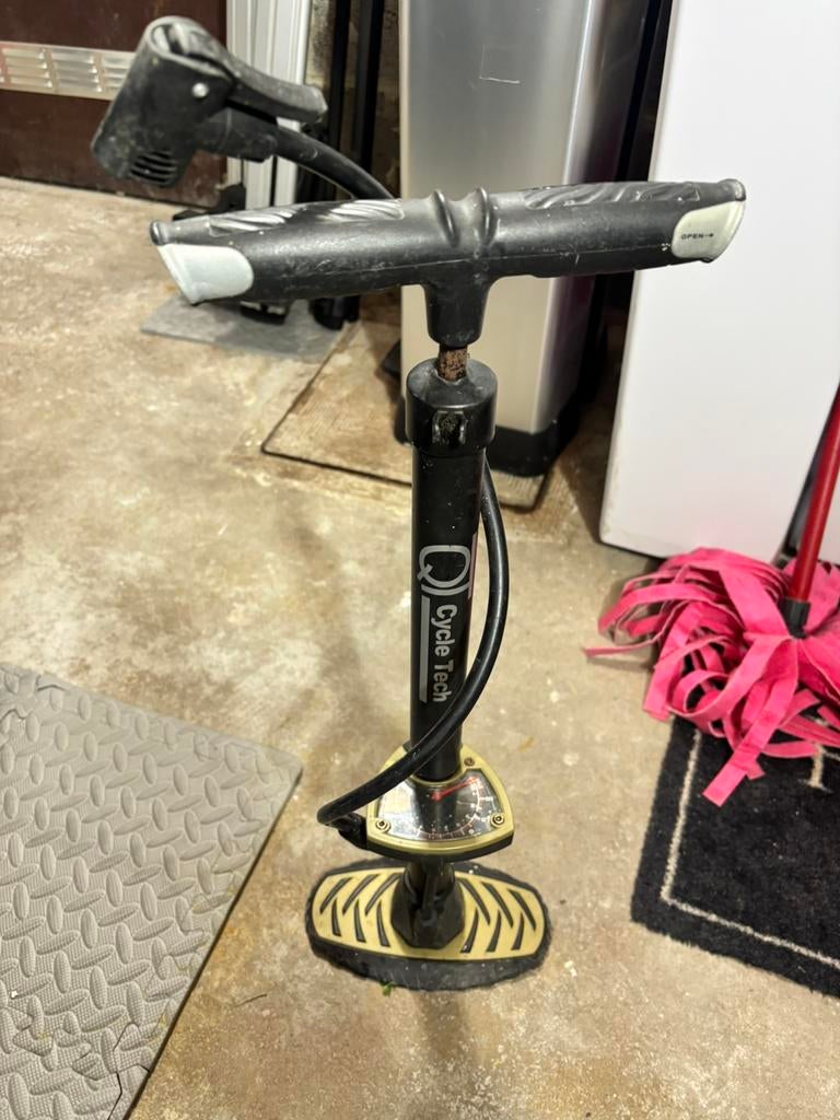 Pompe à vélo avec nanomètre, Enlèvement, Manomètre, Utilisé