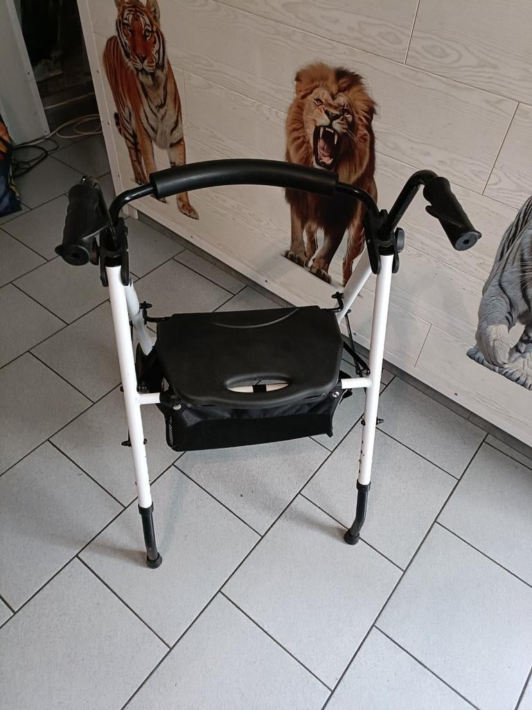 Tribune deambulateur pliable 2 pieds,2roues,siège et dossier, Enlèvement, Pliable