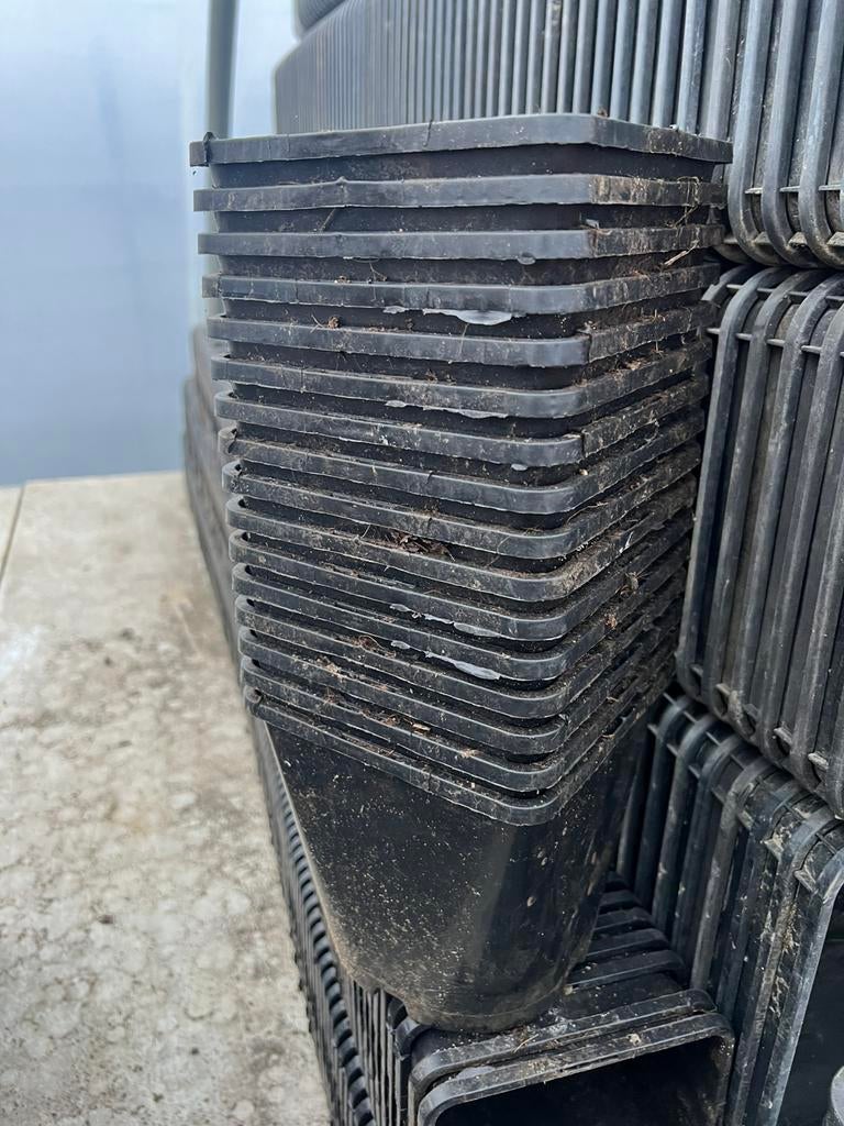 vierkante kweekpotten bloempotten 14 x 14 cm, Tuin en Terras, Bloempotten, Kunststof, Vierkant, Ophalen of Verzenden, Zo goed als nieuw