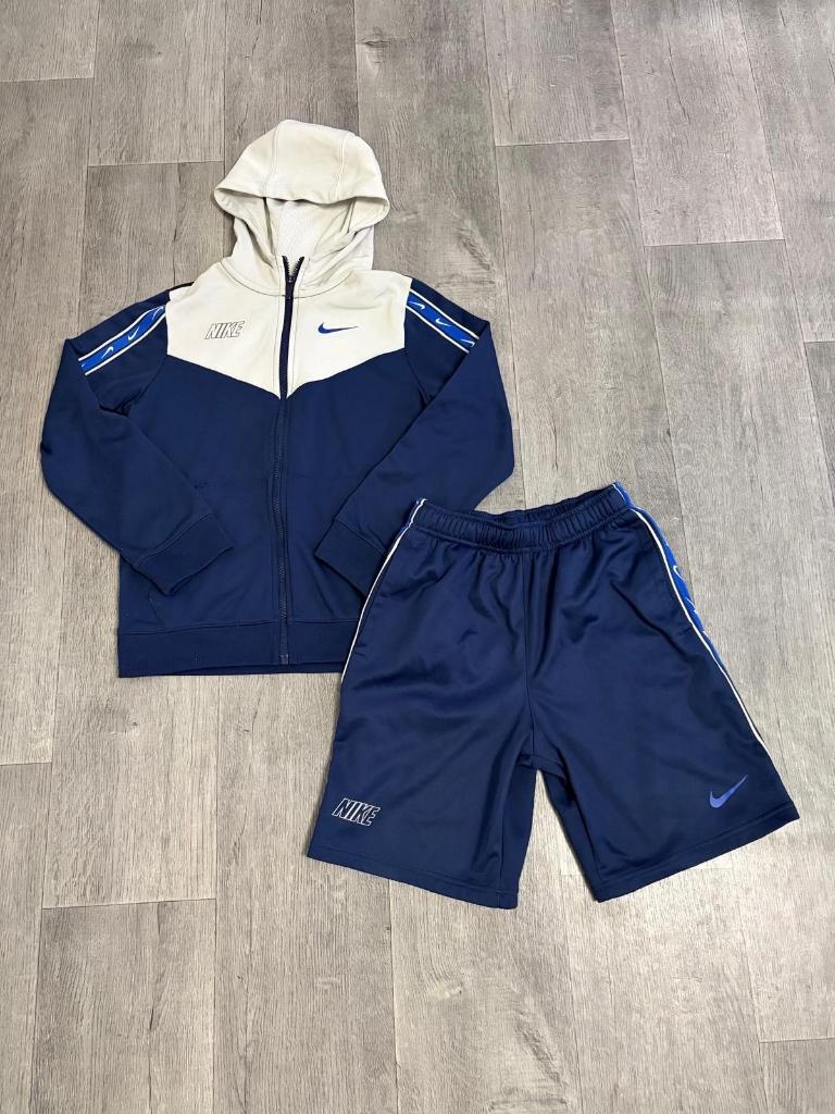Ensemble nike, Enfants & Bébés, Vêtements enfant | Taille 140, Utilisé, Garçon, Vêtements de sport ou Maillots de bain, Enlèvement ou Envoi