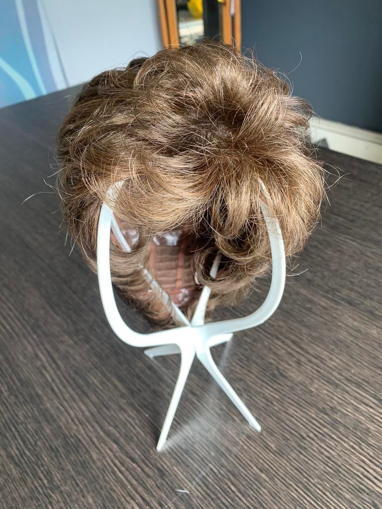 Pruik kort bruin haar, Handtassen en Accessoires, Uiterlijk | Haarverzorging, Ophalen of Verzenden, Gebruikt
