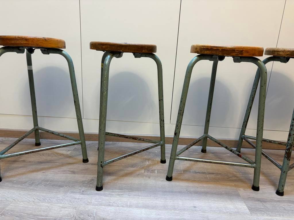 4 tabourets de laboratoire années 50, Maison & Meubles, Enlèvement, Comme neuf, Bois
