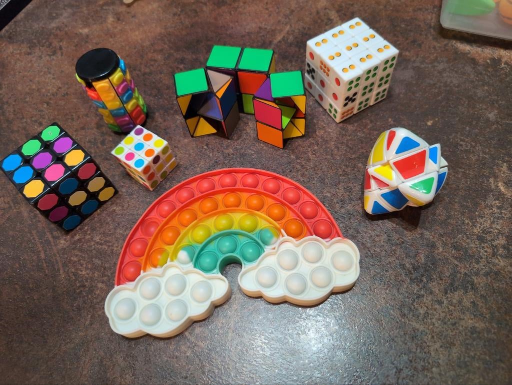 Verzameling kubussen en fidget-toys, Ophalen