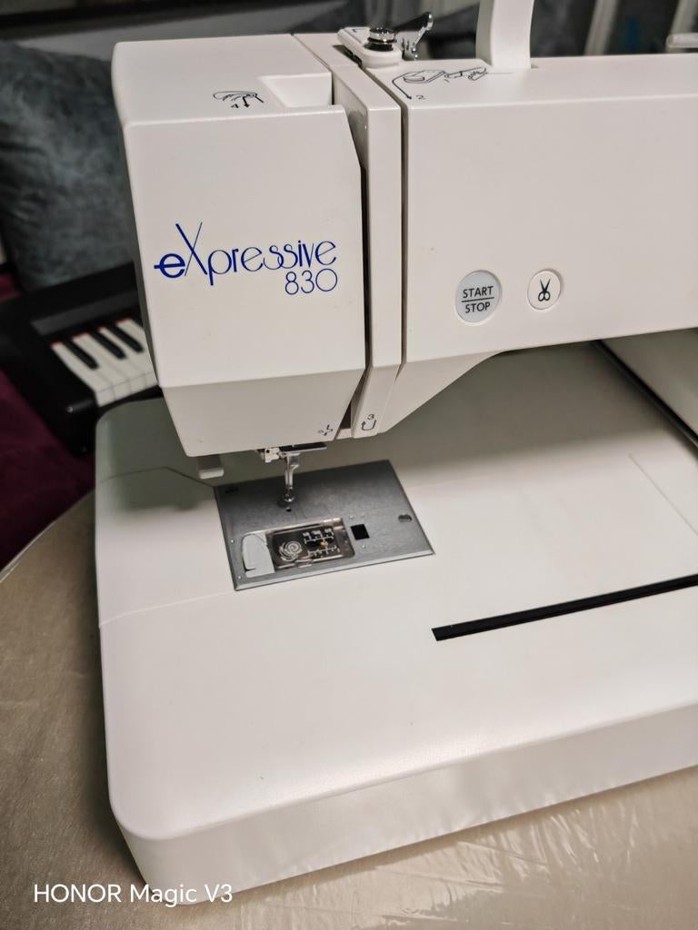 Elna Expressive 830, Hobby en Vrije tijd, Naaimachines en Toebehoren, Ophalen, Accessoires