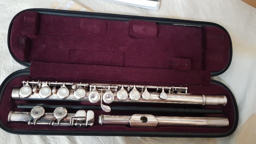 Flute Yamaha, Muziek en Instrumenten, Blaasinstrumenten | Dwarsfluiten en Piccolo's, Ophalen, Zo goed als nieuw, Dwarsfluit, Met koffer of tas