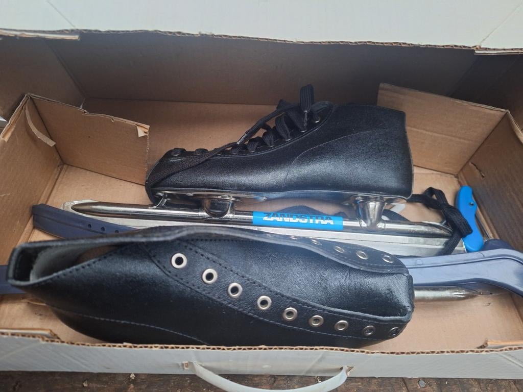 Tourschaatsen noren nieuw. Maten 3x40 2x39 met beschermers e, Sport en Fitness, Schaatsen, Ophalen, Noren