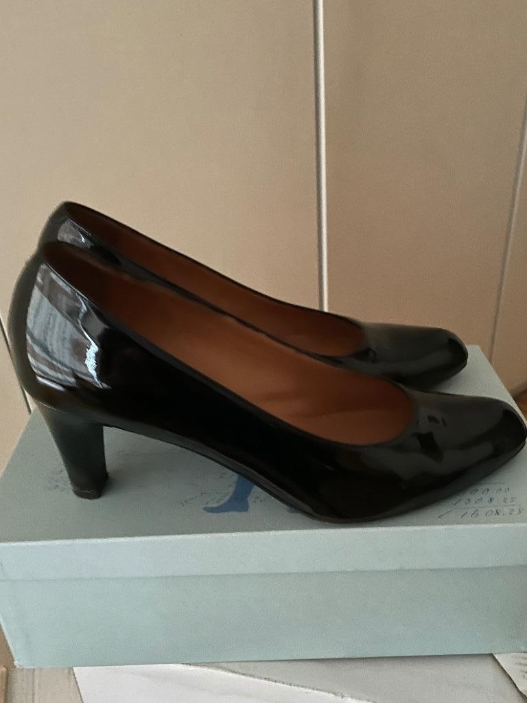 Chaussures avec talon cuir verni p.38 noir et cerise Voltan, Chaussures à haut talons, Voltan, Comme neuf, Enlèvement