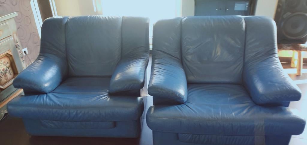 TWEE GROTE BLAUWE LEREN FAUTEUILS, Huis en Inrichting, Leer