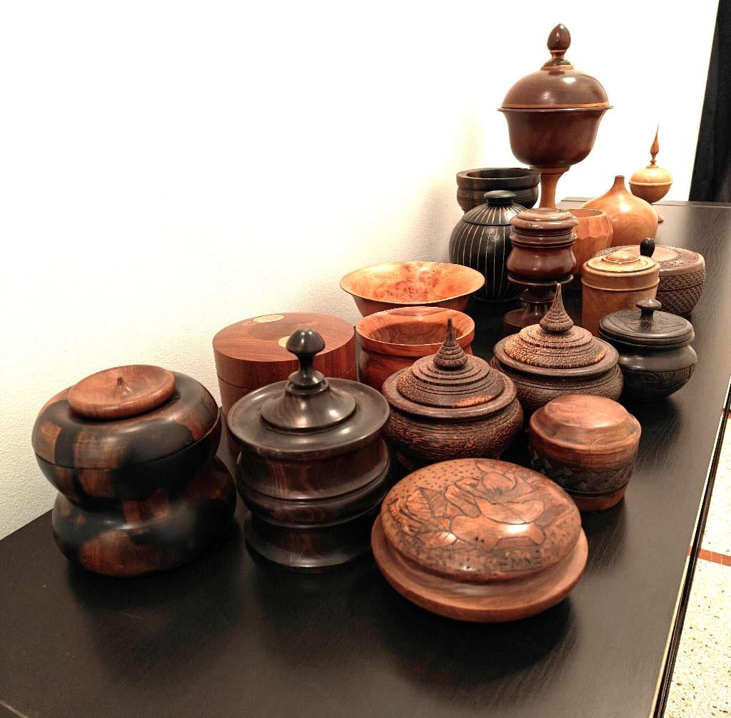 Verzameling van 19 met hand gedraaide houten siervoorwerpen, Antiek en Kunst, Curiosa en Brocante, Ophalen