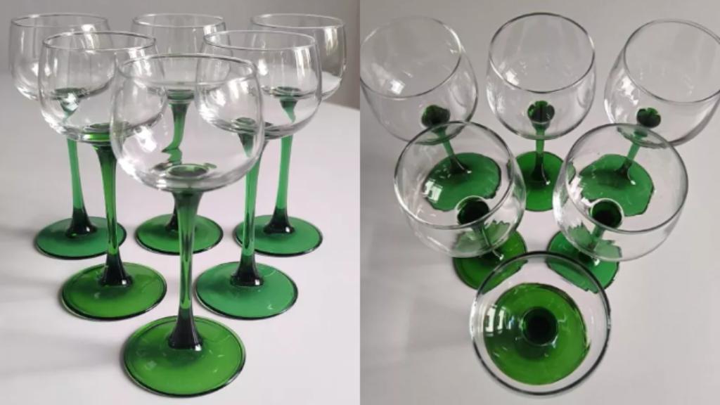 12 Verres à vin d'Alsace Rhin sans décor, pied vert, cristal, Collections, Verres & Petits Verres, Comme neuf, Autres types, Enlèvement ou Envoi