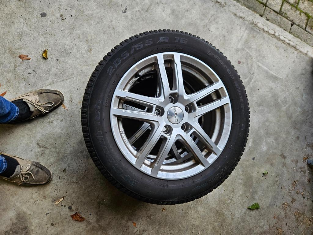 Winterbanden op velg van volkswagen golf, Ophalen, Gebruikt, 16 inch, Banden en Velgen