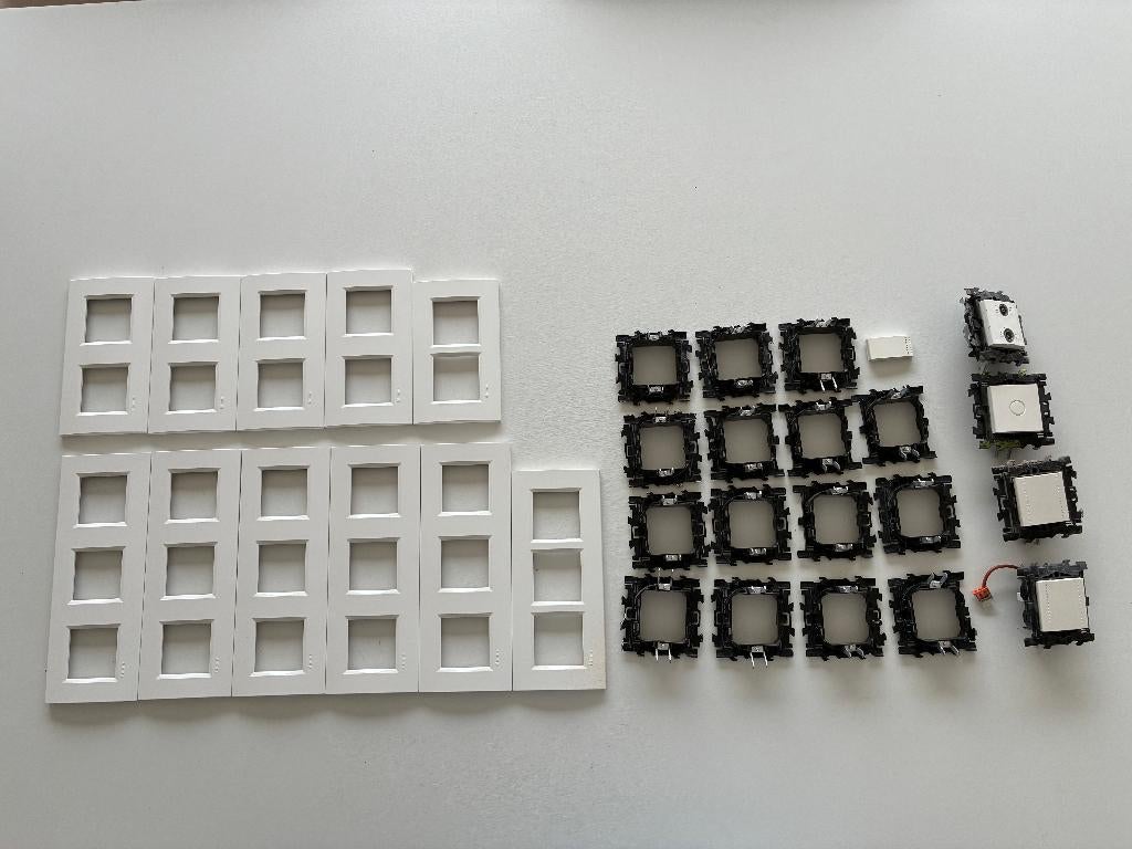 Bticino - schakelaars - afdekplaatjes - bedieningsknoppen..., Enlèvement, Comme neuf