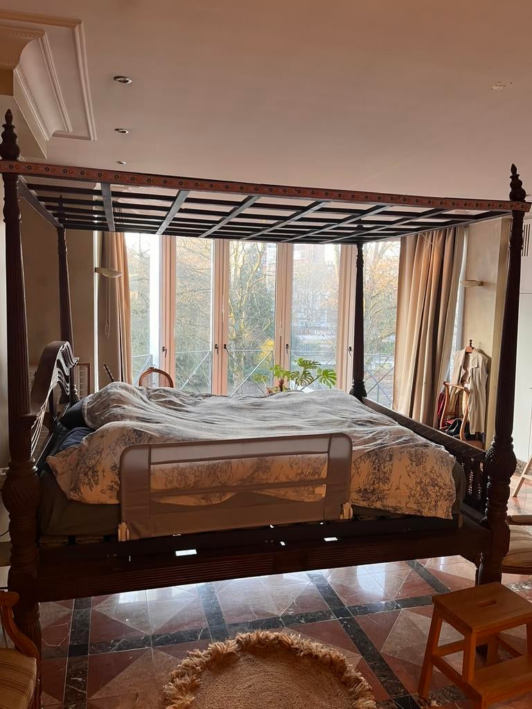 Lit rare à baldaquin indonésien – bois massif sculpté main, Enlèvement