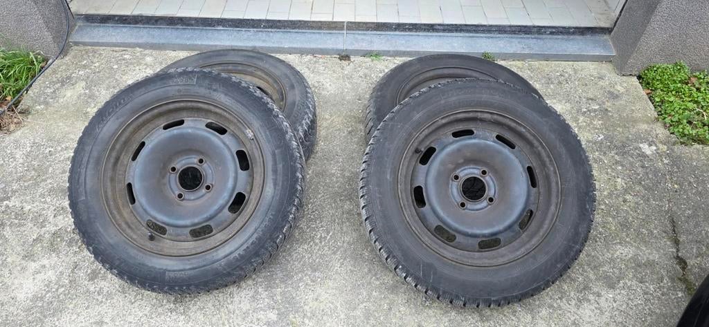 4 pneus neige avec jantes tole 15 pouces en très bon état. E, Autos : Pièces & Accessoires, Enlèvement, 15 pouces, Pneu(s)