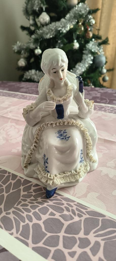 Wit-blauw stenen beeldje van een Gravin, Ophalen of Verzenden, Gebruikt, Mens