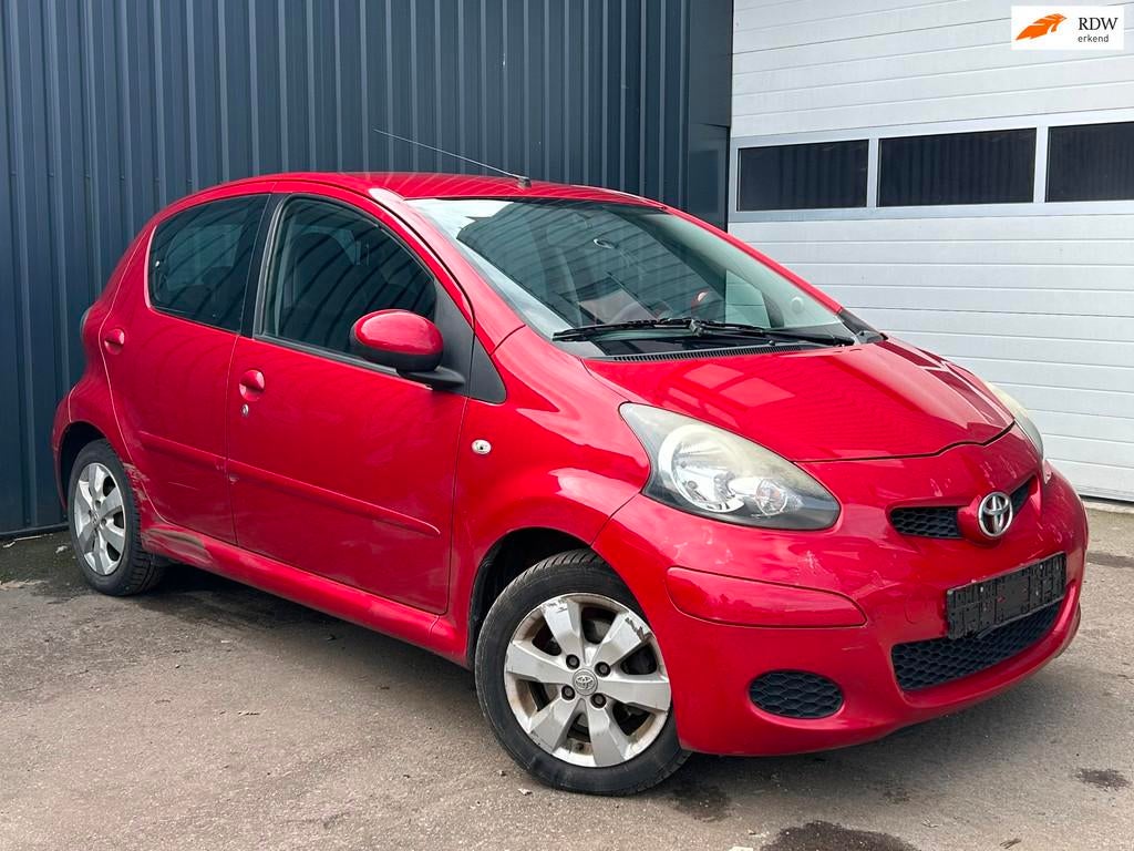 Toyota Aygo 1.0-12V Aspiration Red Navigator, Autos, Achat, Entreprise, Boîte manuelle, Alcantara