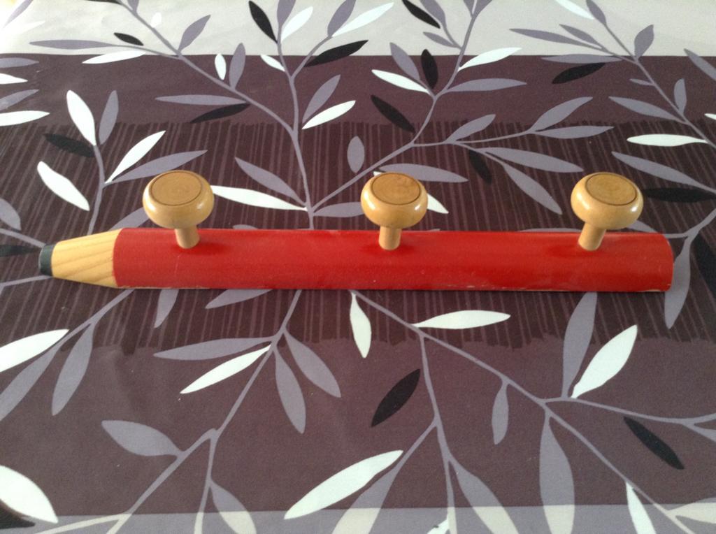 Porte-manteau en bois pour enfant au crayon rouge (5x39 cm), Enlèvement ou Envoi, Utilisé, Portemanteau