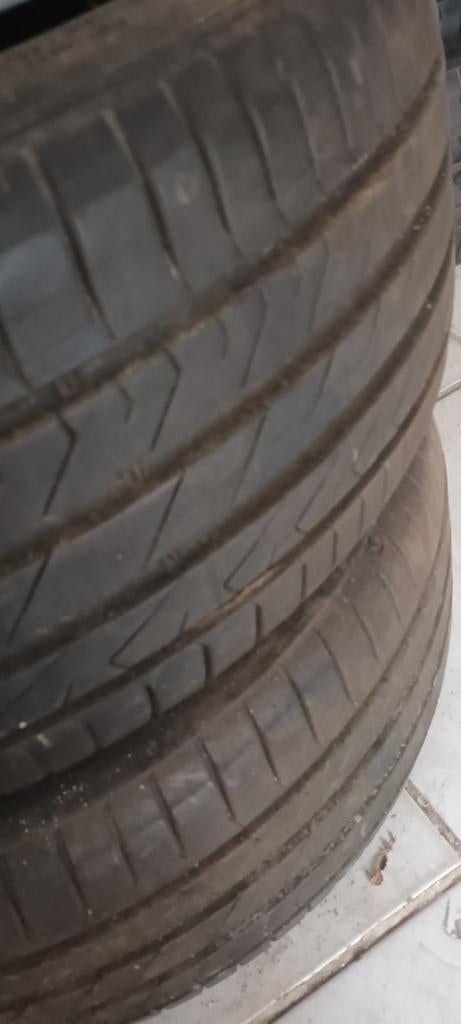 4  TRES BON pneus taille 205 40 17 ZR, Autos : Pièces & Accessoires, Pneu(s)