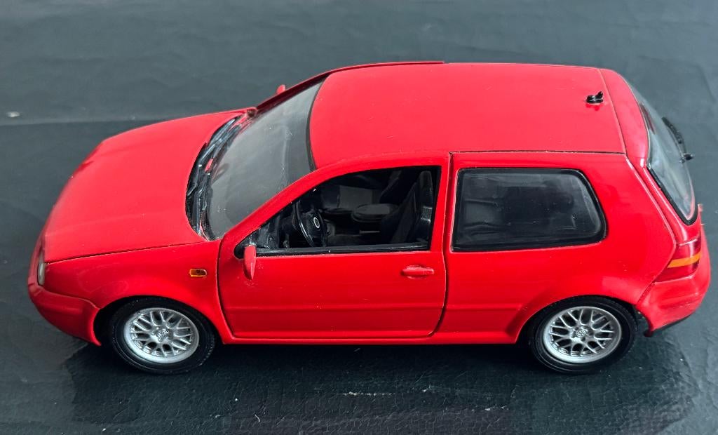 VW Golf GTI 1997 (échelle 1/18) rouge, Hobby & Loisirs créatifs, Voitures miniatures | 1:18, Utilisé, Voiture, Revell, Enlèvement ou Envoi
