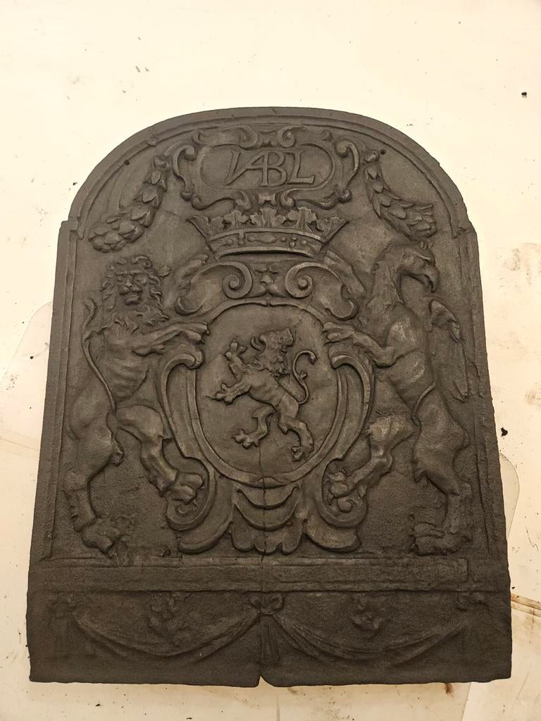 Grande plaque cheminée antique fonte héréditaire lion, Enlèvement ou Envoi