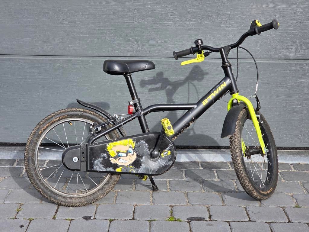 BTWIN Dark Hero 500 kinderfiets 16 inch, Fietsen en Brommers, Fietsen | Kinderfietsjes, Ophalen, Zijwieltjes