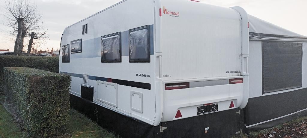 Caravane Adria Adora 572 UT (2022) + Auvent (2024) aménagée, Coin salon convertible, Jusqu'à 6, Particulier, Adria