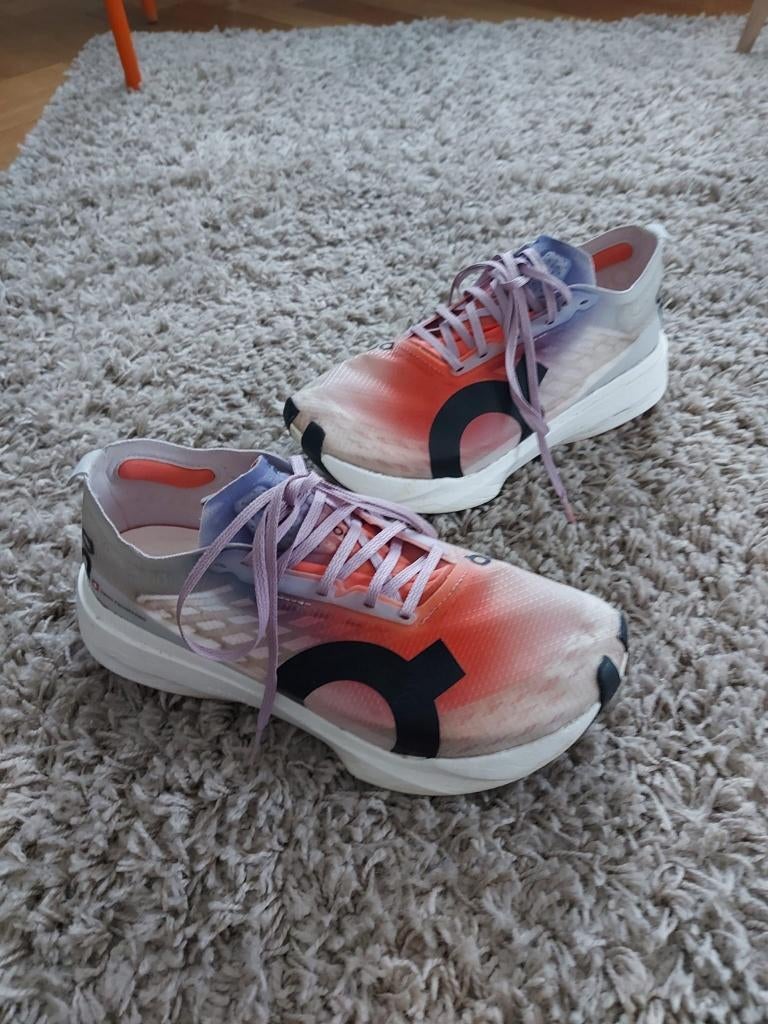 ON Cloudboom strike Carbon T38,5, Vêtements | Femmes, Chaussures, Chaussures de sports, Enlèvement, Porté, Blanc