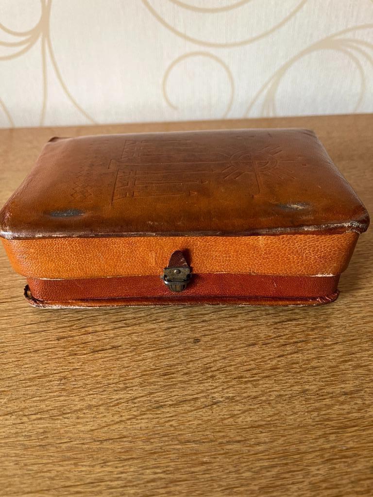 Oude missaal Latijn / Nederlands in leren pochette, Verzamelen, Religie, Ophalen of Verzenden