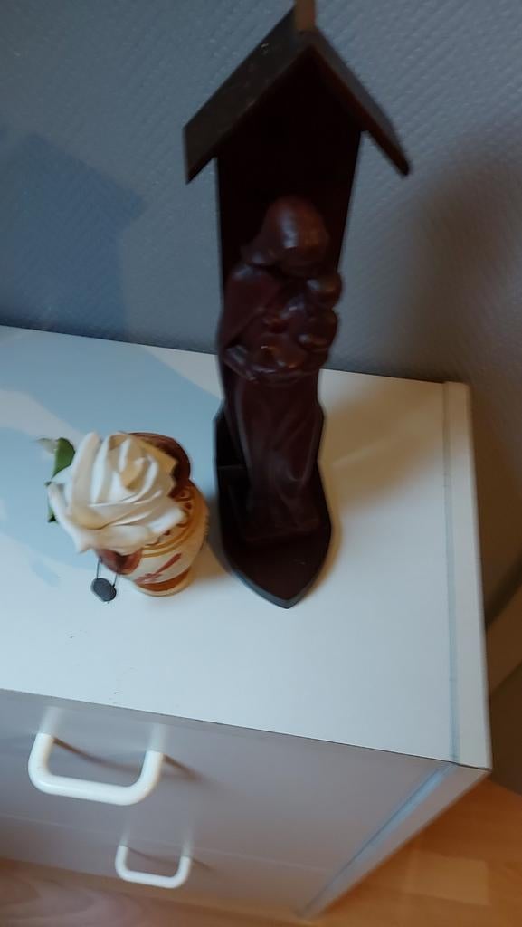 Maria beeld in hout. In kapel met Griekse vaas, Enlèvement