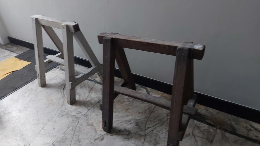 2 oude stevige schragen in vol hout, Ophalen