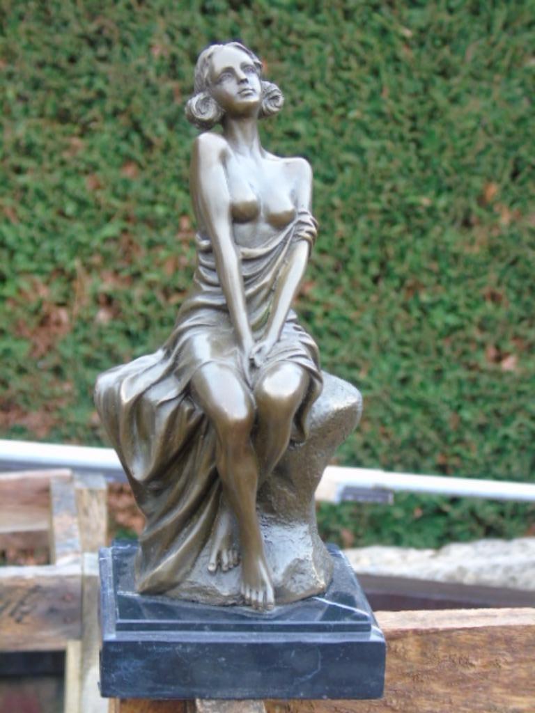 femme seins nue sur rocher en bronze signé, CESARO, Antiquités & Art, Antiquités | Bronze & Cuivre, Bronze, Enlèvement