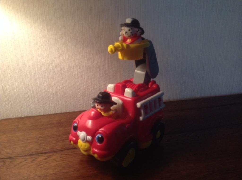 Fisher price brandweerauto met 2 figuurtjes, Ophalen of Verzenden, Zo goed als nieuw, Met geluid