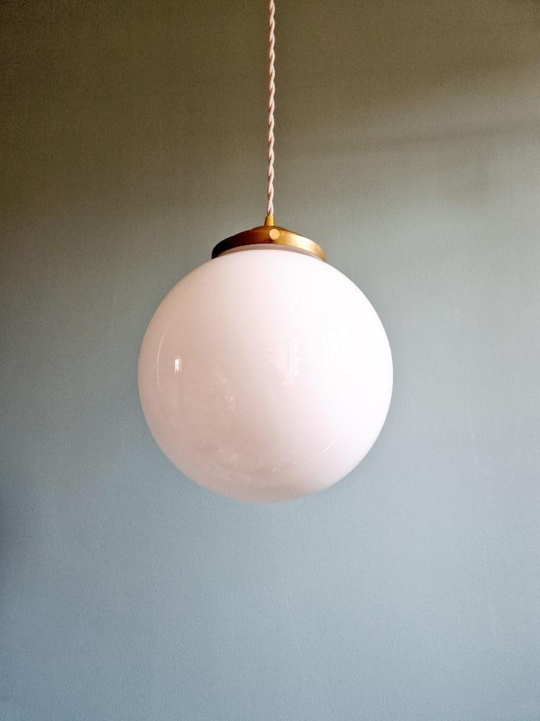Suspension Art Déco avec globe opaline blanc, 1930, Enlèvement ou Envoi