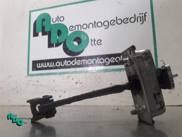 Deurvanger 4Deurs links-voor van een Opel Corsa (Corsa D 07-, Gebruikt, -, -, Opel