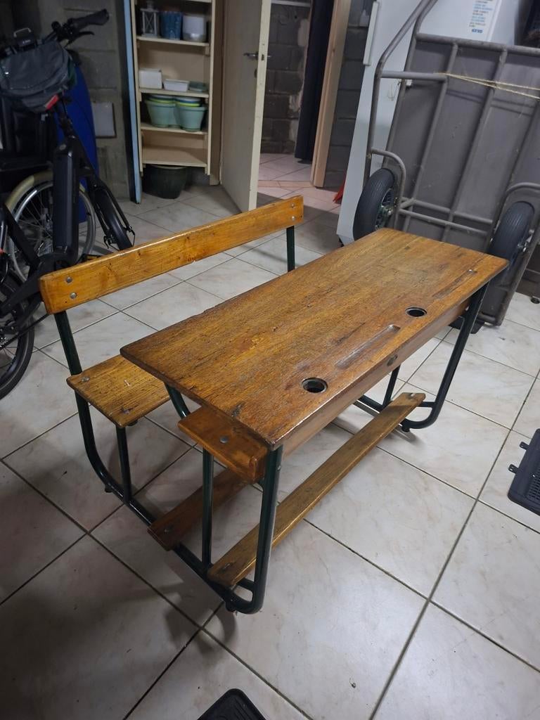 Oude houten schoolbank, Enlèvement