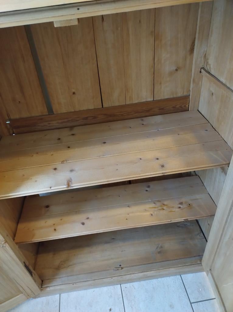 Armoire ancienne, mais rénovation sur le mur du fond,, Enlèvement