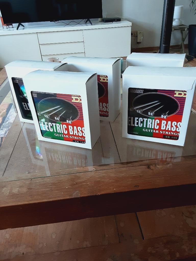 TK : 24 sets bassnaren, Musique & Instruments, Instruments à corde | Guitares | Basses, Enlèvement, Neuf, Électrique