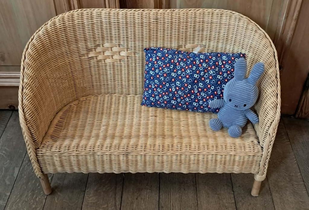 Canapé enfant en rotin / osier – banquette vintage bohème, Antiquités & Art, Enlèvement